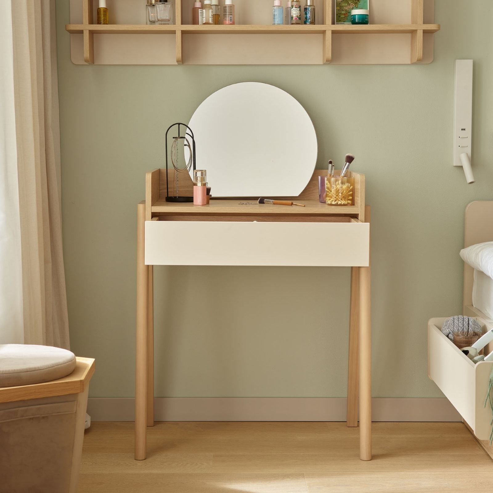 beige color dressing table With Mirror Sand & Oak Color- Muve Young VOX TREND: AO This dressing table features Color:Bordeaux Beach Wedding Guest Dresses